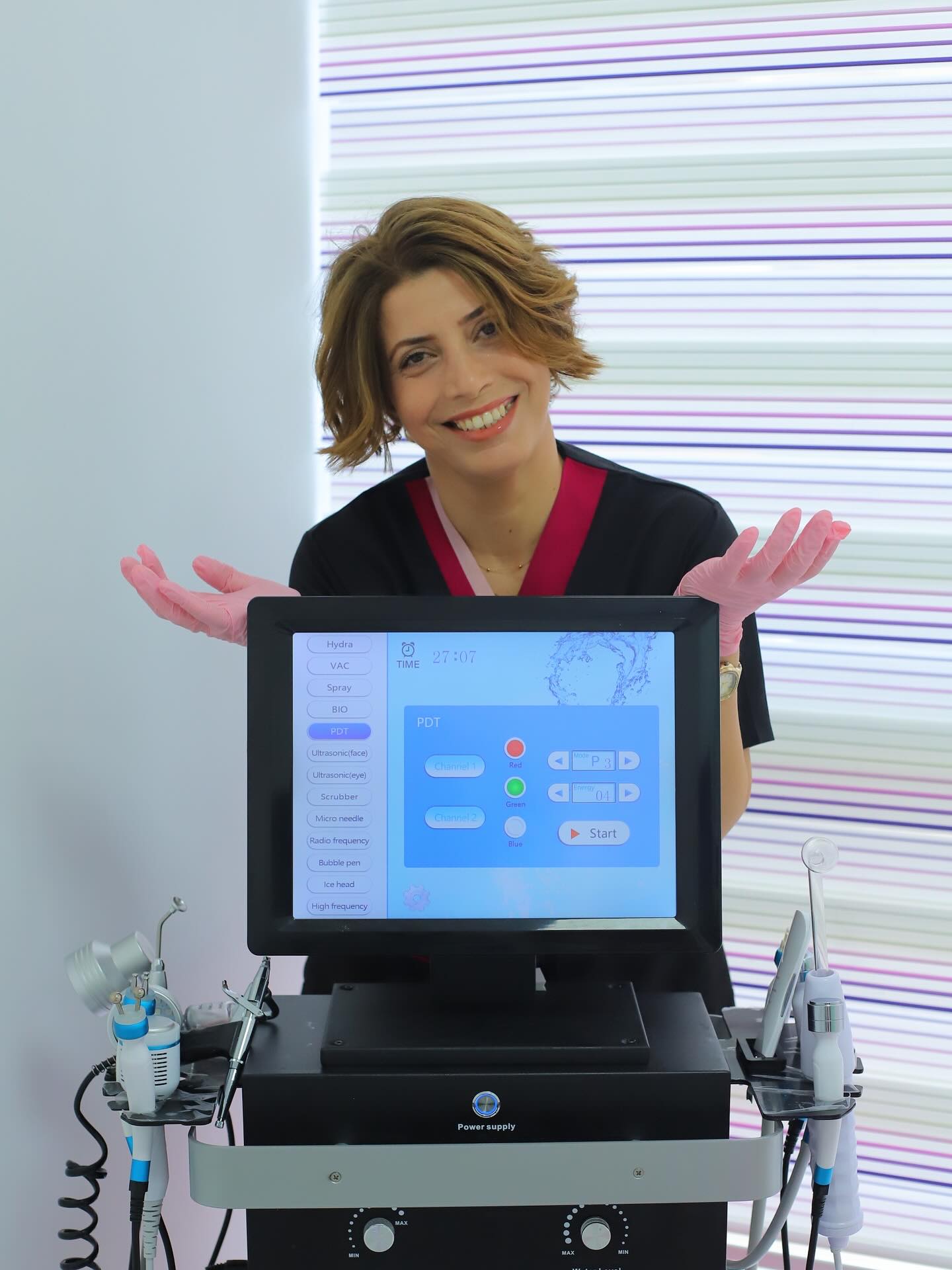 Médecin RenewPlus avec machine HydraFacial